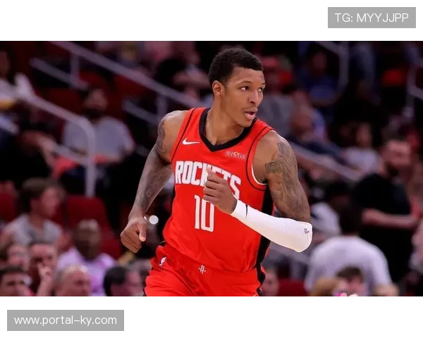 火箭后卫阿门-汤普森防守端表现突出 进攻组织仍存隐患 火箭后卫阿门-汤普森防守端表现突出 进攻组织仍存隐患