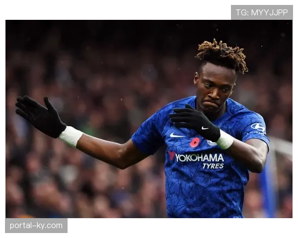 亚伯拉罕膝盖触球扳平比分，展现门前敏锐嗅觉