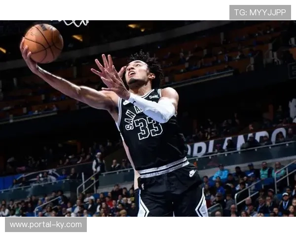 怀特7分6助黄蜂控卫 组织任务尚可但个人进攻完全迷失 怀特7分6助黄蜂控卫 组织任务尚可但个人进攻完全迷失